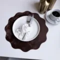 Donkerbruine geschulpte kunstledzen placemat stijlvolle bloemvormige warmtebestendige mat - 34 cm / 90 g koffiebruin