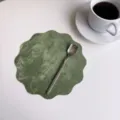 Groene geschulpte fluwelen lederen placemat, stijlvolle chique thee-onderzetter variant. - 18 cm / 25 g bosgroen