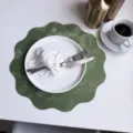 Groene elegante placemat van kunstfluweel leer met golvende rand warmte-isolerende mat - 34 cm / 90 g bosgroen