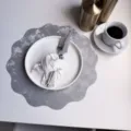 Grijs kunstfluweel leer placemat ins stijl bloem hittebestendige mat decor. - 34 cm / 90 g zilversteengrijs