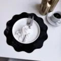 Zwarte fluwelen leer placemat bloemvorm Franse stijl chic hittebestendige onderzetter - 34cm/90g zwart