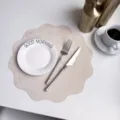 Luxe imitatie lederen placemat in ins-stijl, stijlvolle hittebestendige mat voor kopjes. - 34 cm / 90 g parelwit met geborduurde rand
