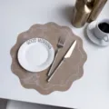 Kunstleren placemat ins stijl bloem warmte-isolerende mat Franse luxe tafeldecoratie variant - 34 cm / 90 g houtnerf abrikoos met geborduurde rand