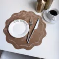 Fluwelen lederen placemat, bruin bloemendesign, Franse luxe warmte-isolerende tafelmat. - 34 cm / 90 g aardgeelbruin met geborduurde rand