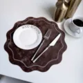 Bruine fluwelen lederen placemat, bloemvormige isolatiemat, Franse luxe tafelmat voor thuis. - 34 cm / 90 g koffiebruin met geborduurde rand