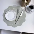 Gezulpte mintgroene leren placemat hittebestendig Scandinavische stijl tafelmat - 34 cm / 90 g jadegroen met geborduurde rand