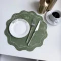 Groene fluwelen lederen placemat bloem warmte geïsoleerde mat voor eettafel franse stijl - 34 cm / 90 g bosgroen met geborduurde rand