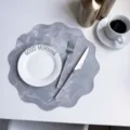 Grijs kunstleder placemat geschulpte rand elegante hittebestendige tafelmat voor keuken en eetkamer - 34 cm / 90 g zilversteengrijs met geborduurde rand