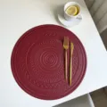 Ronde kunstledzen placemat met bohemien reliëfpatroon, waterdichte en oliebestendige mat. - 38*38cm / Bohemian stijl wijnrood