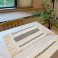 Bohemien geweven katoenen placemat met bruine strepen en franjes voor eettafel decoratie en isola - Drievoudig Lint Gestrept