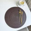 Ronde Bruine Kunstlederen Tafelmat Boheemse Reliëf Waterdichte PVC Placemat Hittebestendig - 38*38cm / Bohemian stijl bruin
