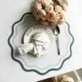 Tovaglietta in pelle smerlata, tappetino da tavola impermeabile e termoisolante con design a righe. - Fiore verde scuro