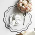 Ins Stile Tovaglietta in Pelle Bordo Ondulato Impermeabile Isolamento Termico Grigio - Grigio con Fiore