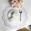 Tovaglietta in pelle sagomata con strisce ondulate viola impermeabile isolante per tavola. - Viola a Fiori