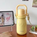 Gelbe isolierte Wasserflasche mit Griff und Gurt, süßer Milchflaschen-Tragebecher reisen. - 900ml / Gelb