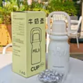 Isolierte Wasserflasche mit süßem Milchflaschen-Design, 900ml Edelstahl Thermobecher mit Gurt. - 900ml / Weiß