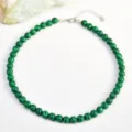 Elegante collana girocollo con perle di malachite naturale e catena di estensione in metallo. - 8mm