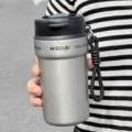 Tasse a Café Isotherme en Acier Inoxydable Portable Voyage Variante Grise avec Lanière - 550ml / 1485 Titane