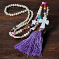 Elegante lunga collana boho in perline di legno con ciondolo a croce e perle colorate - Nappina Viola (N2352)