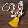 Collana di perle di legno boho con perline di argilla colorate e grande nappa gialla. - Collana Multicolore (N2353)