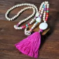 Collana di perline in legno bohémien con nappa rosa vivace e dettagli in pietra. - Collana Multicolore (N2354)