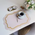 Tovaglietta in pelle rosa INS con bordo dorato, tappetino da tavola impermeabile. - Curcuma