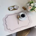 Tovaglietta in Pelle PU Rosa Vintage Bordo Sagomato Termoisolante per Arredo Tavola - Grigio chiaro
