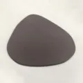 Dunkelbrauner Kunstleder-Untersetzer, wasserdichte, hitzebeständige Dreiecks-Tischmatte Zuhause. - Dreieckig 13*11CM / Kaffeebraun