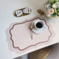 Elegante tovaglietta in pelle con bordo decorativo, impermeabile e resistente al calore. - Caffè