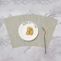 Waaier vormige PVC placemat voor ronde tafels, stijlvolle gewoven isolatie tafelmat. - 43*29 cm / Crèmewitte bamboe textuur