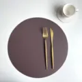 Tovaglietta rotonda in pelle PU viola scuro impermeabile tappetino isolante casa - Tovaglietta 32 cm e sottobicchiere 10 cm / Caffè e bianco (tovaglietta rotonda e sottobicchiere rotondo)