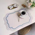 Elegante tovaglietta in pelle con bordo blu, tappetino da tavola impermeabile resistente al calore. - Celeste