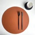 Set da tavola rotondo in pelle marrone con posate nere stile nordico tovaglietta impermeabile - Tovaglietta 32 cm e sottobicchiere 10 cm / Marrone e nero (tovaglietta rotonda e sottobicchiere rotondo)