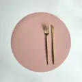 Set da tavola rotondo in pelle PU 32cm stile nordico impermeabile isolante termico rosa - Tovaglietta rotonda 32 cm / Rosa + grigio scuro