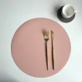 Set da tavola rotondo in pelle PU con posate dorate e tazza per arredamento cucina nordica. - Tovaglietta 32 cm e sottobicchiere 10 cm / Rosa e grigio scuro (tovaglietta rotonda e sottobicchiere rotondo)