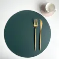 Set da tavola rotondo in pelle PU verde scuro con posate dorate, tappetino impermeabile elegante. - Tovaglietta 32 cm e sottobicchiere 10 cm / Verde e beige (tovaglietta rotonda e sottobicchiere rotondo)