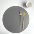 Set tovaglietta rotonda in ecopelle PU grigia con posate dorate e sottobicchiere bianco chic. - Tovaglietta 32 cm e sottobicchiere 10 cm / Grigio scuro e bianco panna (tovaglietta rotonda e sottobicchiere rotondo)