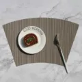 Tovaglietta PVC a ventaglio tappetino da tavola intrecciato curvo per isolamento termico casa - 43*29 cm / Argento Metallico Motivo Verticale