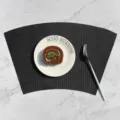 Tovaglietta in PVC nera a ventola per tavolo da pranzo, tappetino termoresistente da cucina - 43*29 cm / Nero Motivo Verticale