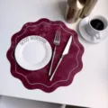 Bordo rode gefluwelen placemat met schulprand, Franse luxe tafelmat, elegante decoratie. - 34cm/90g geborduurd wijnrood