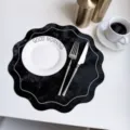 Zwarte fluwelen lederen placemat, bloem warmte-isolerende pad, Franse stijl tafeldecor variant. - 34cm/90g geborduurd zwart