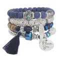 Moderna pulsera de cuentas multicapa con piedras de lava azul, borla y dije de ala de ángel. - Azul (B1461-01)