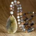 Collana con ciondolo a goccia in labradorite fatta a mano con perle di cristallo. - N2863 Labradorite Ciondolo a Goccia Stile