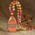 Primo piano della collana con ciondolo in pietra rossa goccia bohémien, perline annodate. - N2862 Pietra Rossa Ciondolo a Goccia Stile
