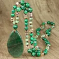Primo piano della collana con ciondolo a goccia in avventurina verde e perline di pietre preziose. - N2876 Aventurina Ciondolo a Goccia Stile