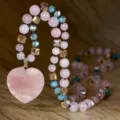 Vista dettagliata di una lunga collana artigianale con grande ciondolo cuore in cristallo. - N2854 Quarzo Rosa Ciondolo a Cuore Stile