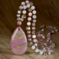Collana bohémien annodata a mano con ciondolo a goccia in pietra naturale rosa e perline. - N2859 Rodonite Ciondolo a Goccia Stile