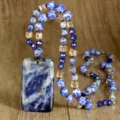 Collana lunga artigianale in pietra naturale con ciondolo rettangolare blu e perline di cristallo. - N2875 Sodalite Ciondolo Quadrato Stile