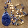 Collana con ciondolo a goccia in sodalite blu fatta a mano con perline annodate e cristalli. - N2873 Sodalite Ciondolo a Goccia Stile