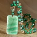 Primo piano di collana con ciondolo quadrato in avventurina verde con perline e cristalli. - N2856 Aventurina Ciondolo Quadrato Stile
